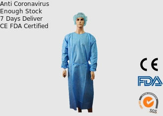 Médico disponible friega los vestidos de funcionamiento que el líquido resiste para el hospital