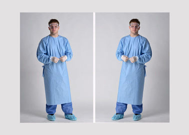El hospital disponible no absorbente friega el vestido del laboratorio con el puño hecho punto