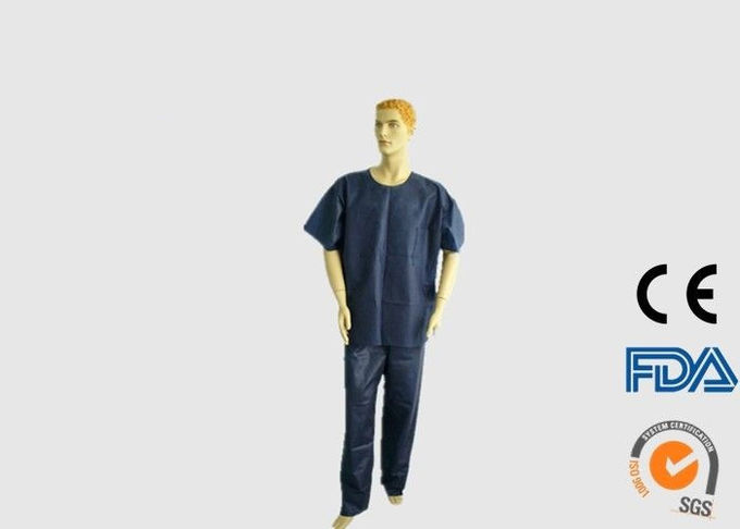 Médico disponible de la seguridad personal friega la prueba del álcali con las mangas cortas